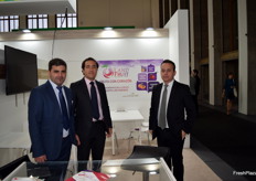 Juan Antonio González, Gonzalo Rejas y Juan Enrique Gómez, en el stand de la empresa extremeña Landfruit.